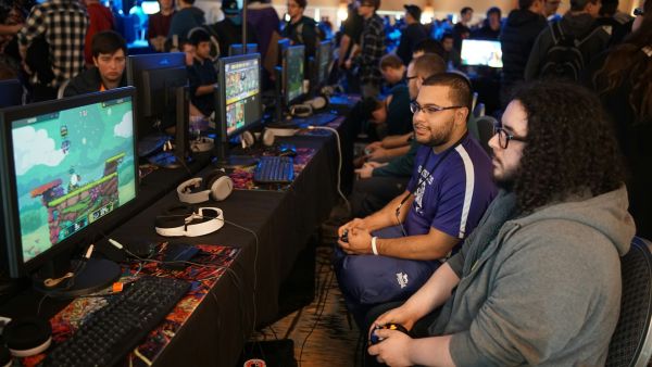 Comment créer un tournoi de jeux vidéo rétro pour toute la famille ?