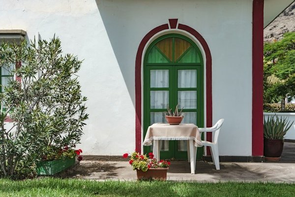 Quels sont les moyens de réduire l'impact des festivals et des événements sur l'environnement local ?